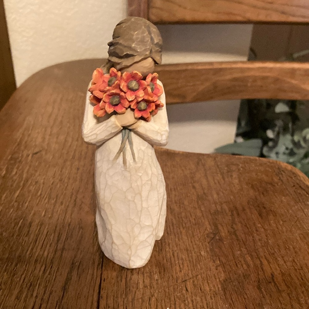 Willow Tree “Surrounded by Love” Holding Flowers 🌺 EUC